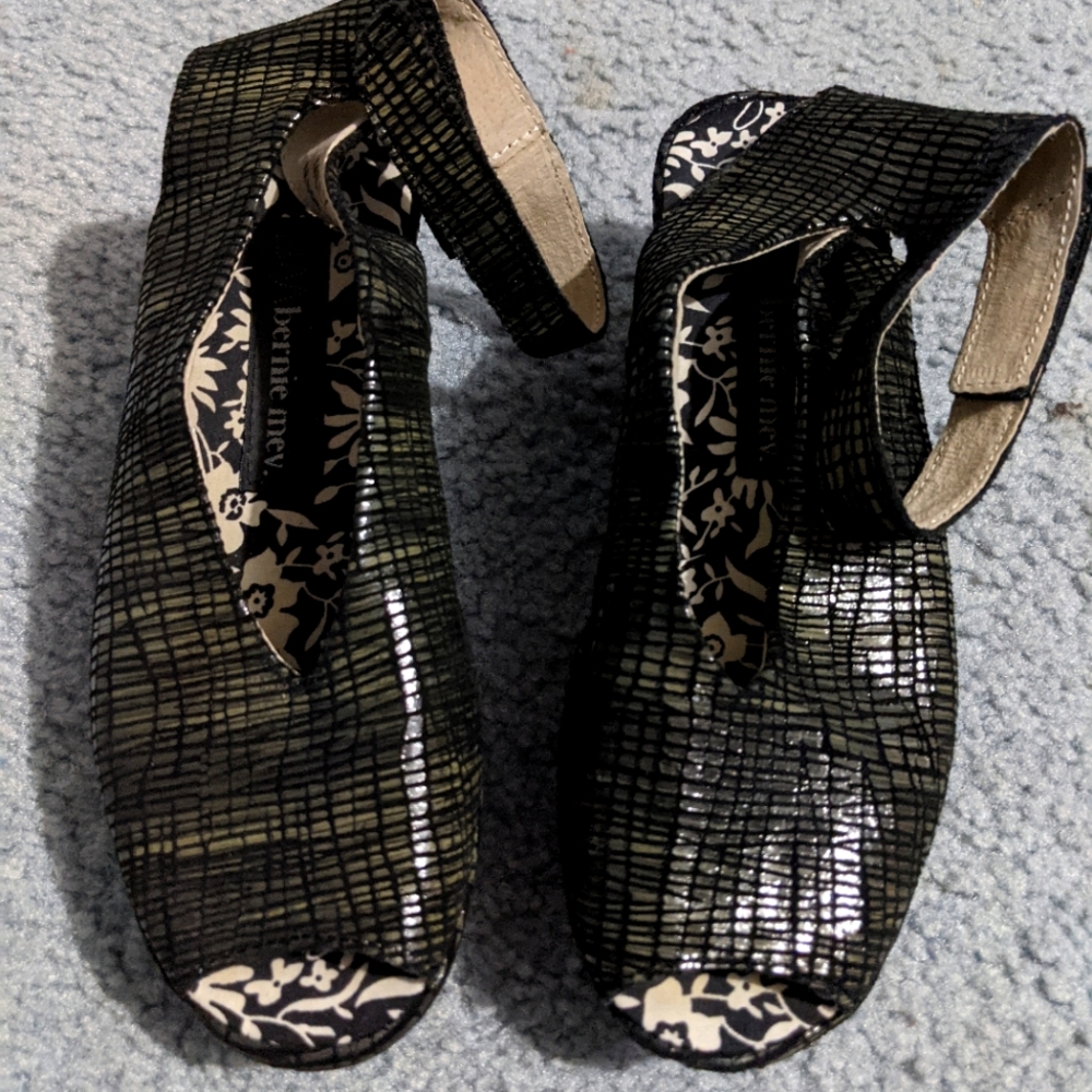 Bernie Merv metallic sandal